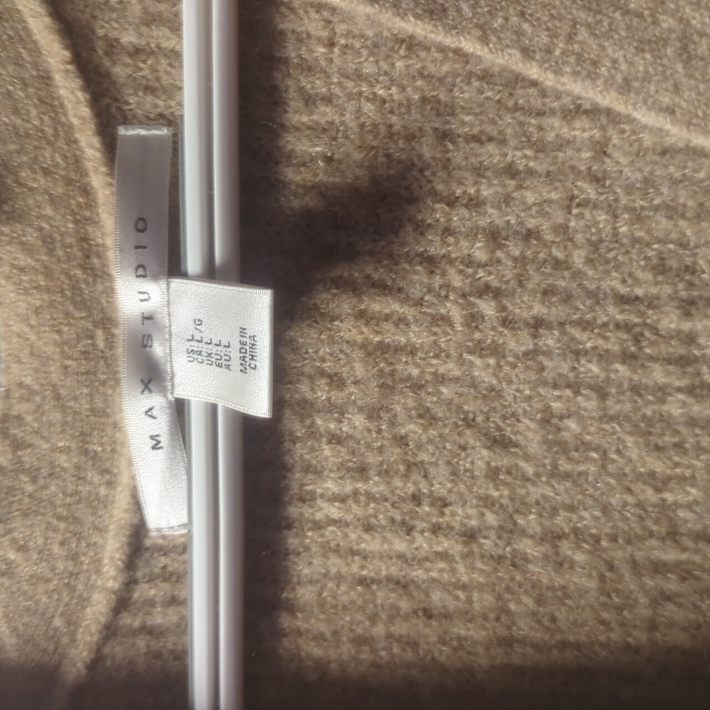 Max Studio Size Large - Picture 3 of 3